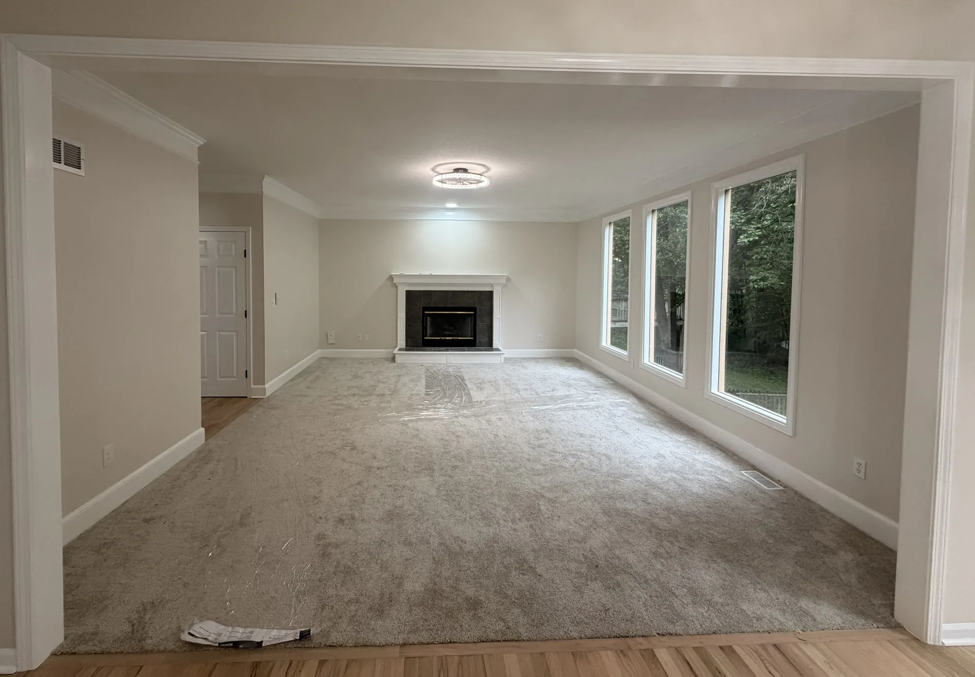 Original empty living room photo